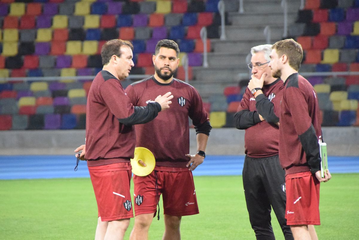 Abel Balbo junto Julio Lamas y otros de sus colaboradores en Central Córdoba