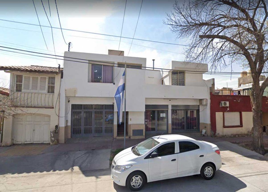 Un joven de 23 años murió en la tarde del viernes luego de ser apuñalado frente a la comisaría ubicada en la calle José María Godoy de Las Heras.
