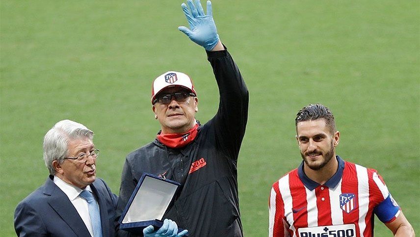 Burgos tuvo un emocionante homenaje en su despedida de Atlético de Madrid