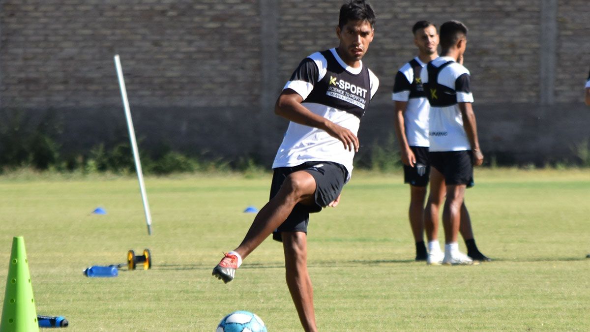 El defensor Lucas Carrizo espera con ansiedad el debut ante Agropecuario.