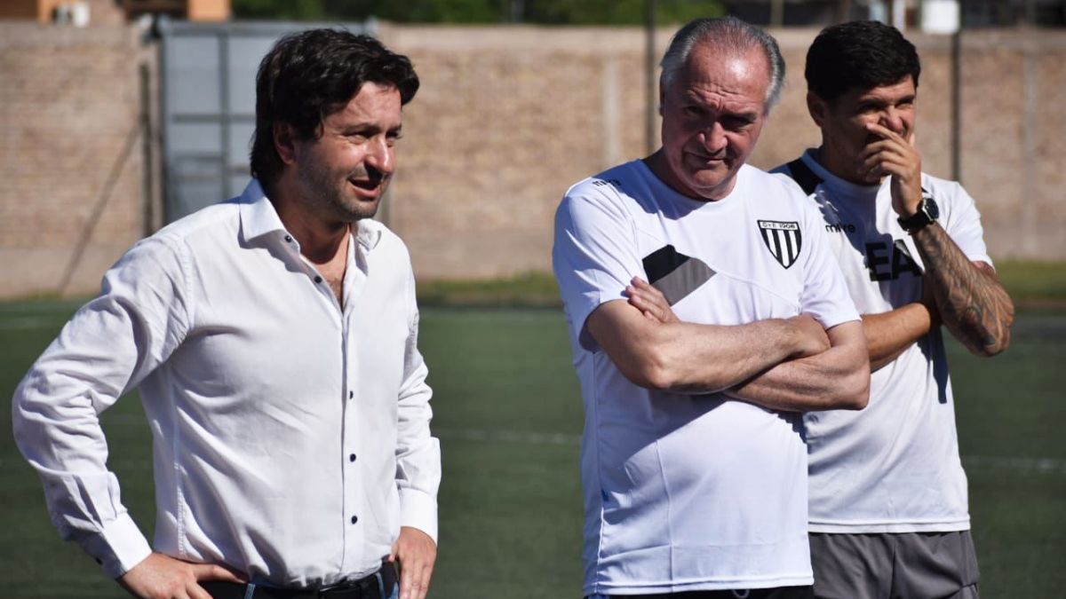 El presidente de Gimnasia y Esgrima presentó al Chaucha José María Bianco y a su cuerpo técnico al plantel profesional. El presidente de Gimnasia y Esgrima presentó al Chaucha José María Bianco y a su cuerpo técnico al plantel profesional.