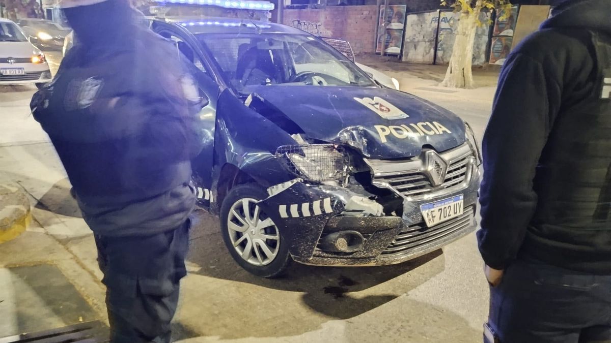 Para detenerlo, un móvil de la Policía se le atravesó y chocaron. Como consecuencia embistieron con otro móvil en la estación de servicio de Bandera de los Andes y Pellegrini, de Guaymallén. Para detenerlo, un móvil de la Policía se le atravesó y chocaron. Como consecuencia embistieron con otro móvil en la estación de servicio de Bandera de los Andes y Pellegrini, de Guaymallén.