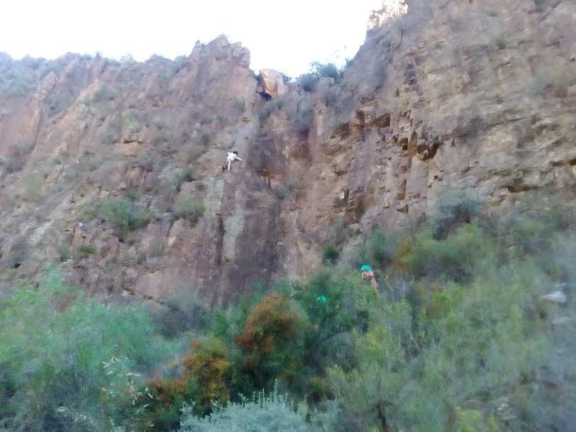 Rescataron a una joven que subió sin elementos de seguridad a un cerro en Valle Grande