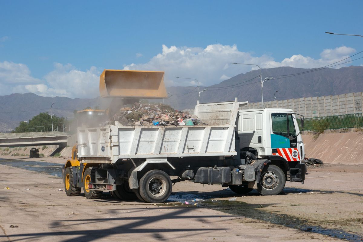 La Municipalidad de Ciudad informó que en lo que va del año han retirado más de media tonelada de basura del Canal Papagayos. La Municipalidad de Ciudad informó que en lo que va del año han retirado más de media tonelada de basura del Canal Papagayos.