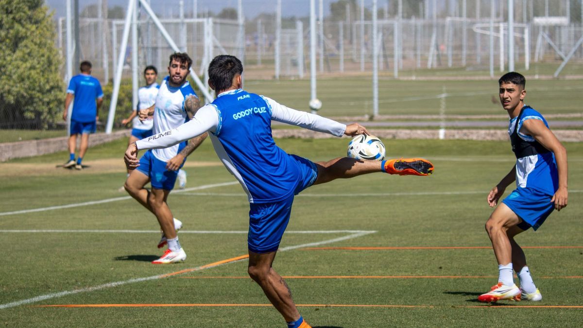 El plantel de Godoy Cruz realizó su última práctica en Coquimbito de cara al trascendental choque ante Deportivo Riestra.