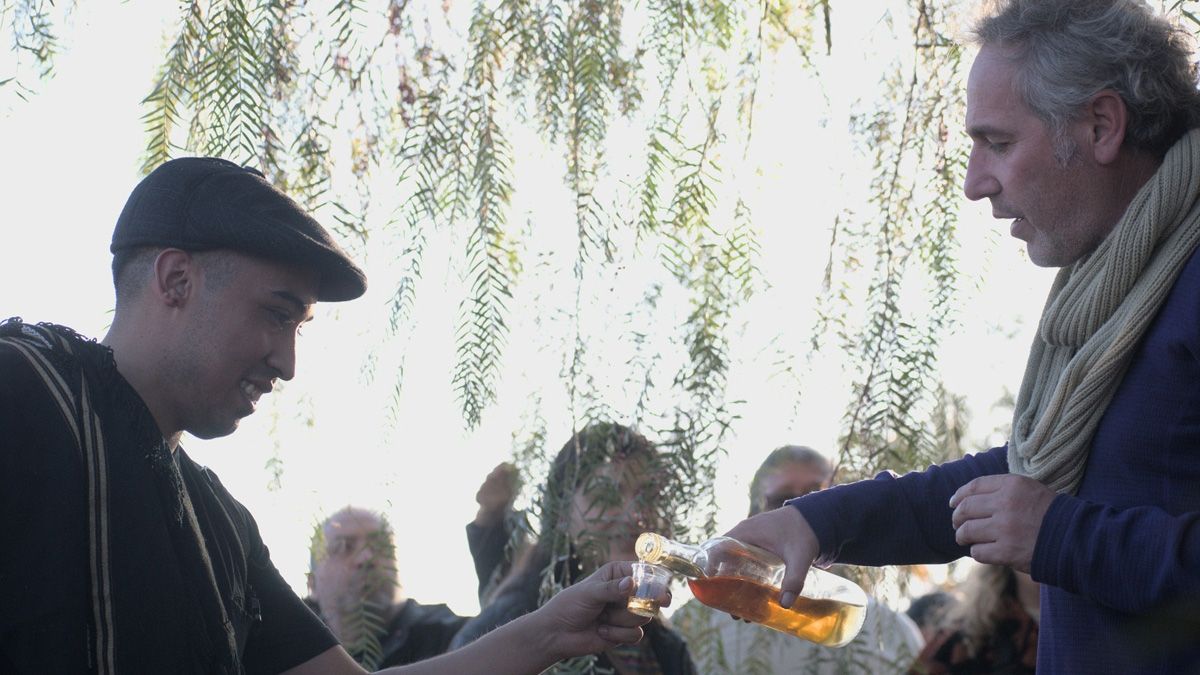 Vino casero ofrecido en Lavalle.