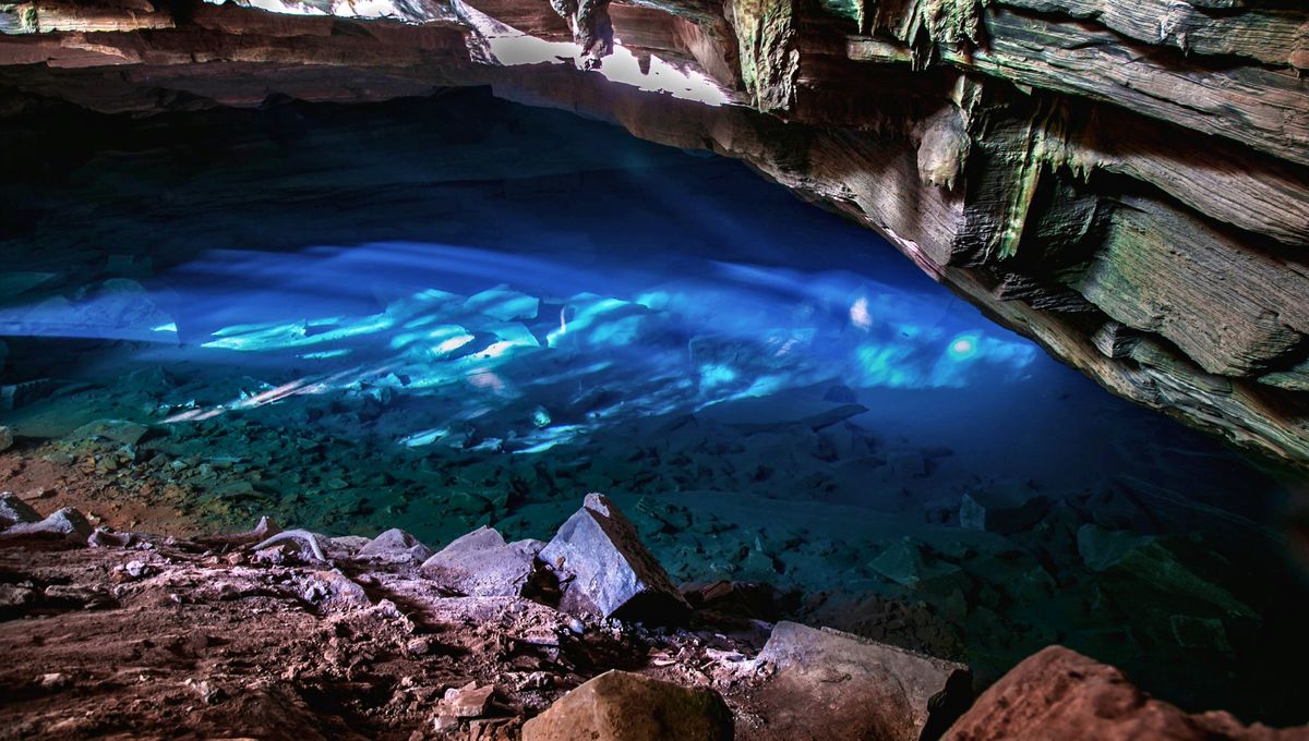 Sus aguas cristalinas y profundas generan una ilusión en la profundidad, cuando los rayos del sol las iluminan y provocan matices de colores azulados. Sus aguas cristalinas y profundas generan una ilusión en la profundidad, cuando los rayos del sol las iluminan y provocan matices de colores azulados.