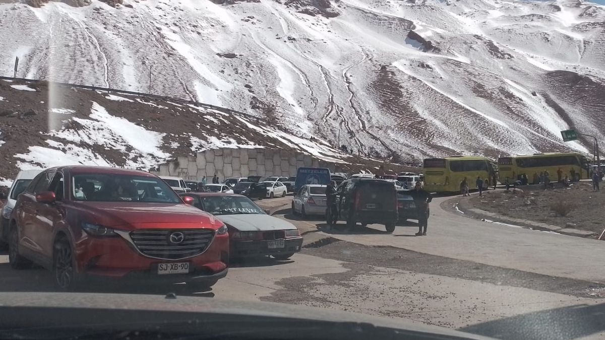 Importantes demoras en el paso fronterizo luego de la reapertura del paso a Chile. Importantes demoras en el paso fronterizo luego de la reapertura del paso a Chile.