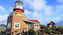 se fue con sus dos hijos y se instalo en la isla mas remota para cuidar el faro del fin del mundo