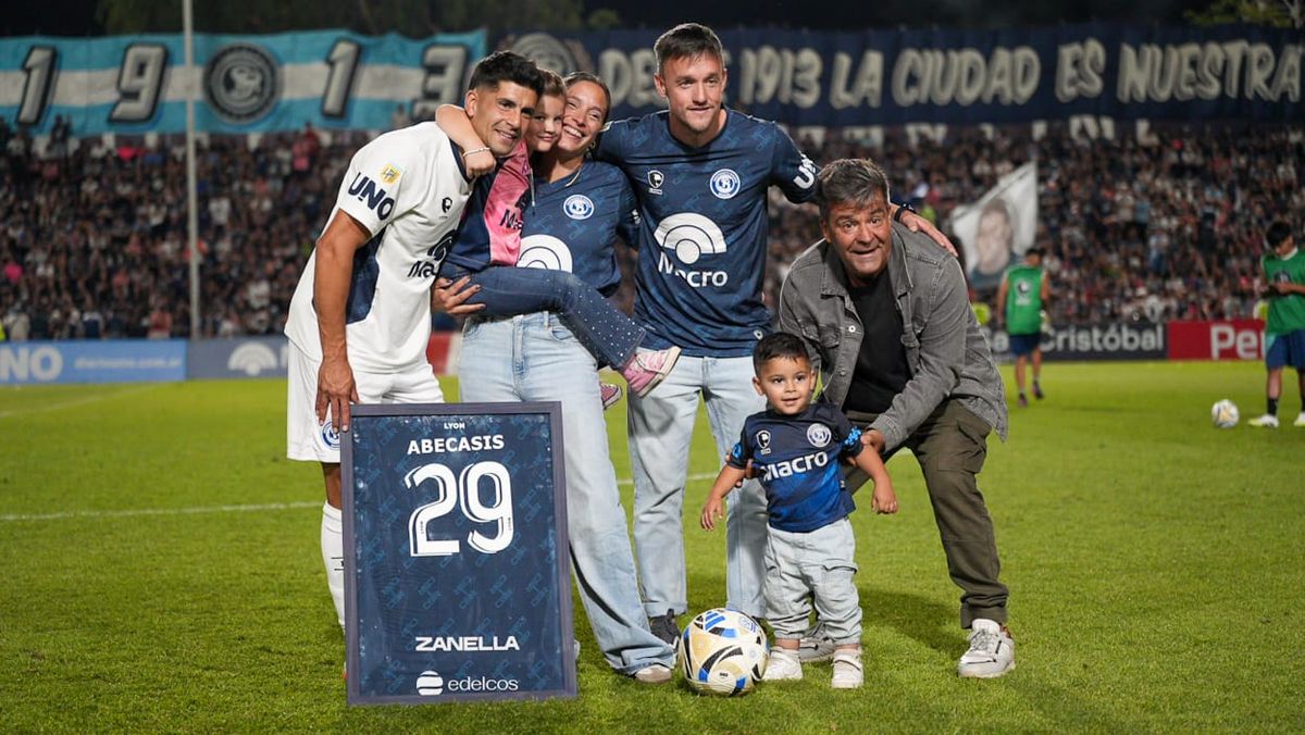 Luciano Abecasis, junto a su familia en el Bautista Gargantini.