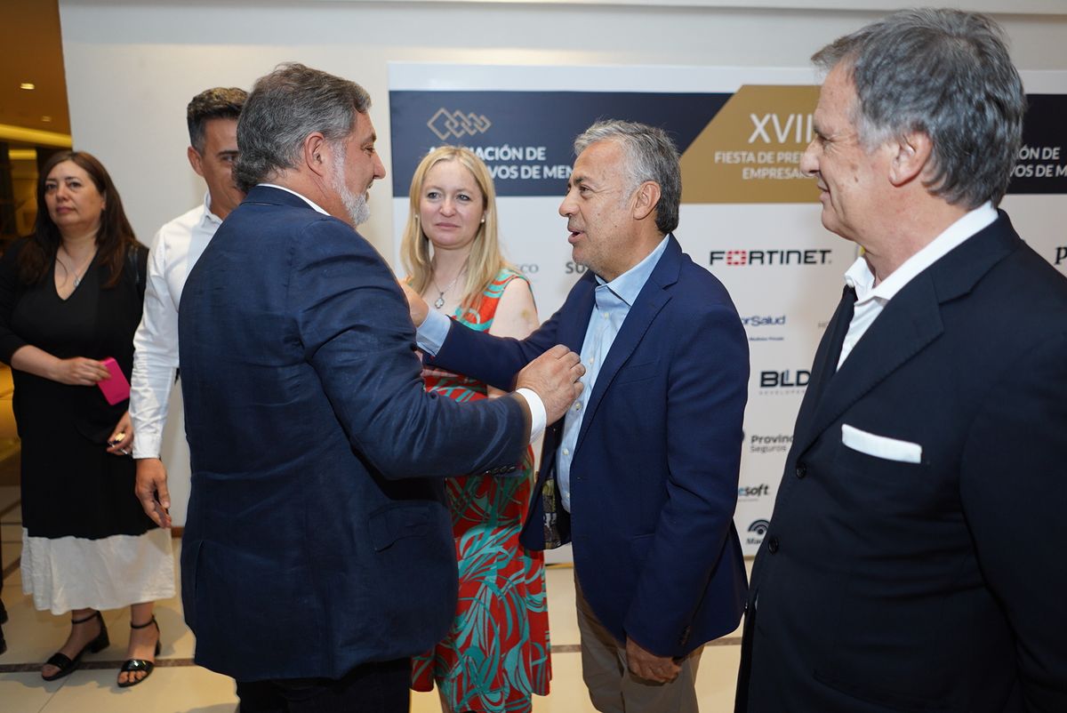 Cornejo y Casado son recibidos en la Asociación de Ejecutivos. Cornejo y Casado son recibidos en la Asociación de Ejecutivos.