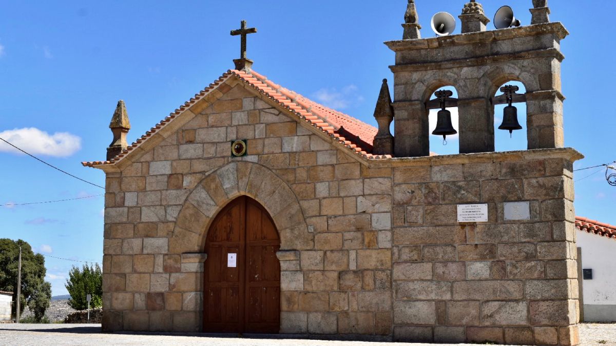 Las campanas de la iglesia suenan a cada 1 hora en el pueblo. Las campanas de la iglesia suenan a cada 1 hora en el pueblo.
