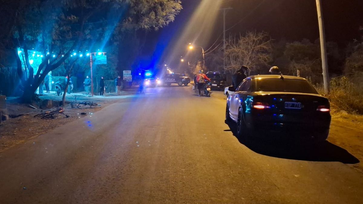 El conductor de un auto atropelló a un hombre y una mujer que estaban parados al costado del una calle en San Rafael. El conductor de un auto atropelló a un hombre y una mujer que estaban parados al costado del una calle en San Rafael.