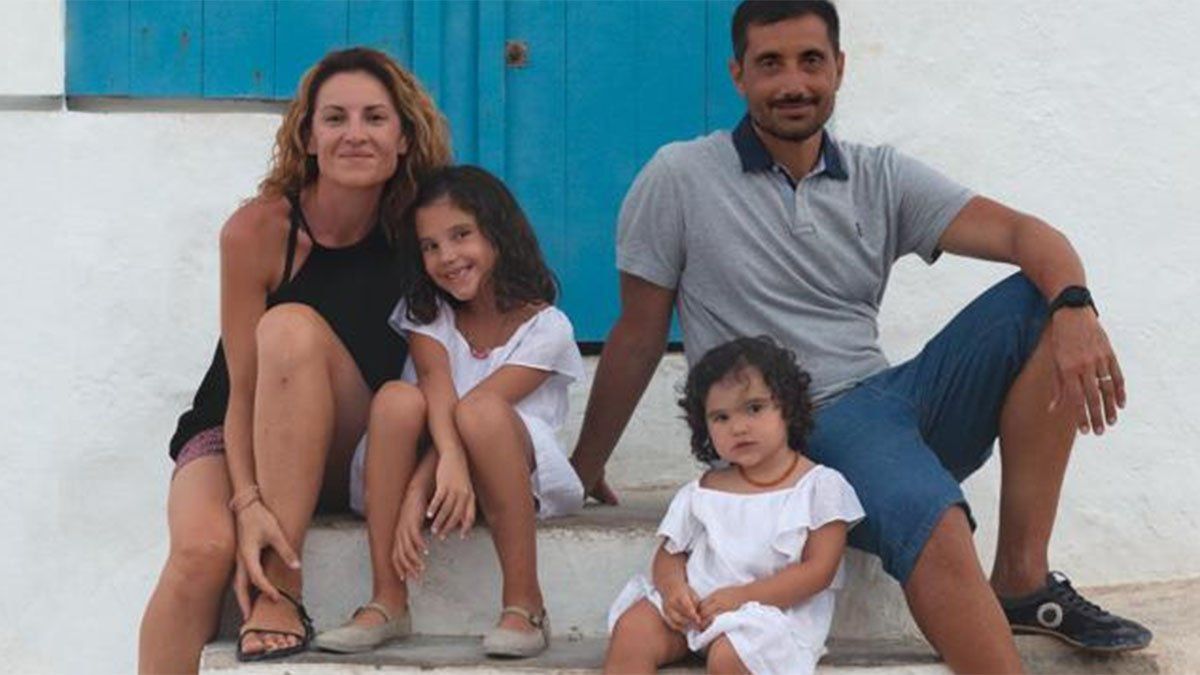 Diego Estrada Serrano sonríe con su bonita familia en Alicante.