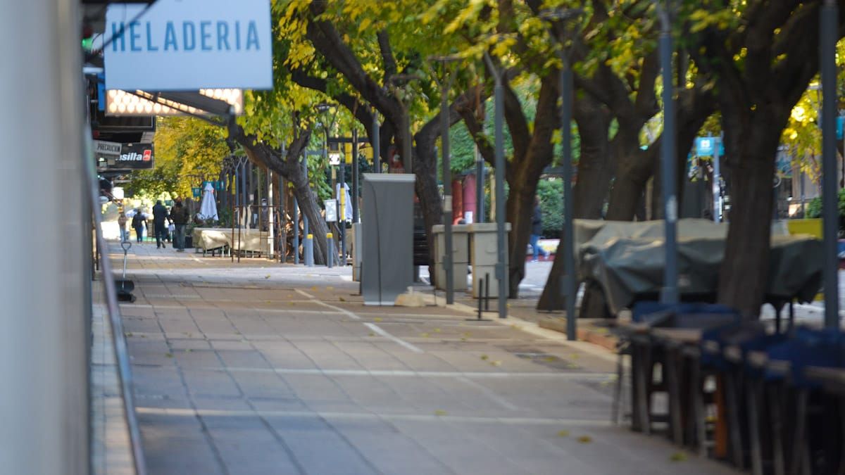 Debido al confinamiento estricto el centro de Mendoza se vio con poco movimiento.