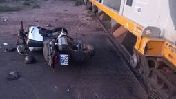 El conductor de una moto impactó contra la locomotora de un tren de cargas en Maipú y murió en el lugar del accidente.