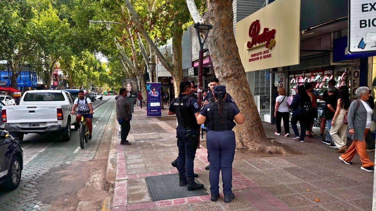 Tres delincuentes robaron una joyería en Capital en el momento en que las dueñas abrían las persianas