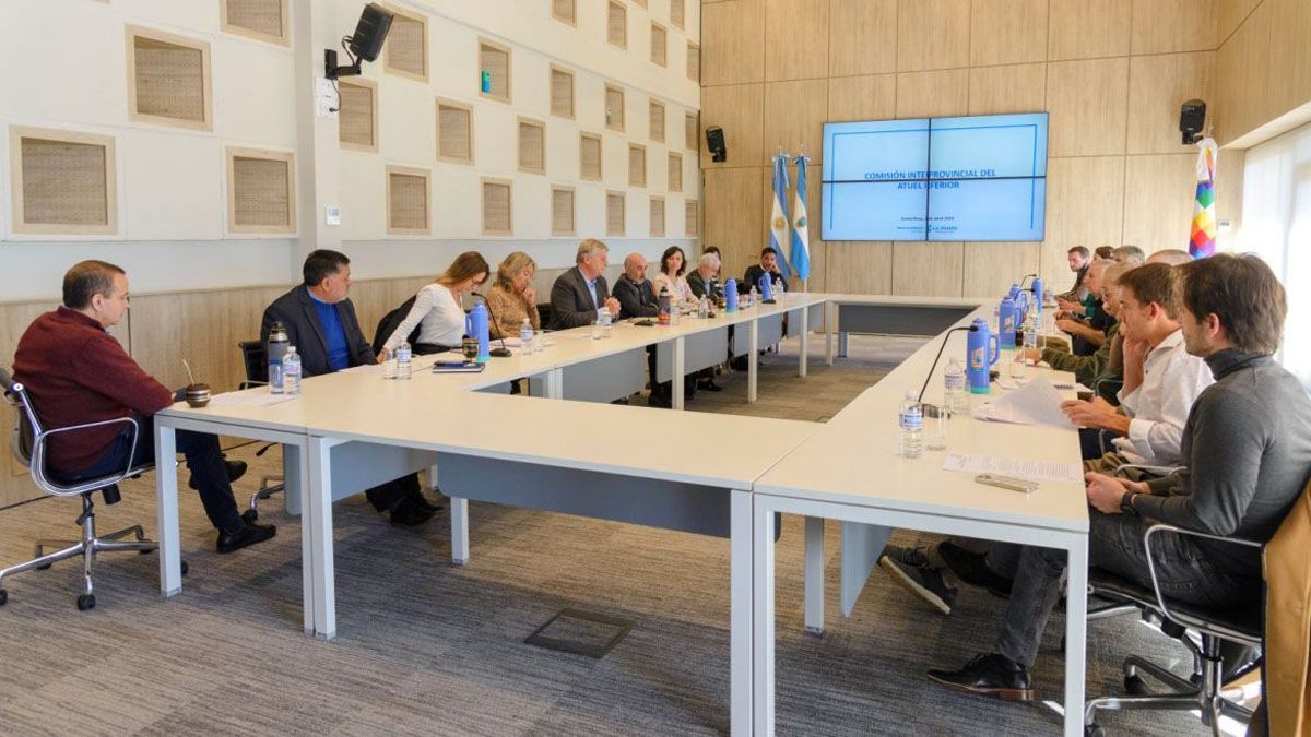 Sergio Ziliotto y su equipo de gobierno se reunieron para tratar la situación relacionada con las aguas del río Atuel. Sergio Ziliotto y su equipo de gobierno se reunieron para tratar la situación relacionada con las aguas del río Atuel.