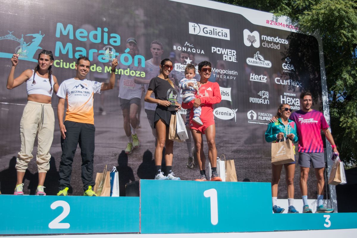 Ignacio Erario en lo más alto del podio con su hijo. Ignacio Erario en lo más alto del podio con su hijo.