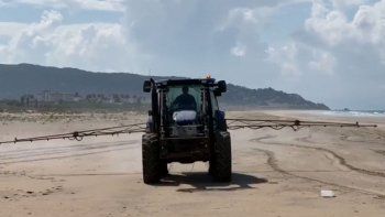 Coronavirus: desinfectaron con lavandina una playa española y estalló una gran polémica