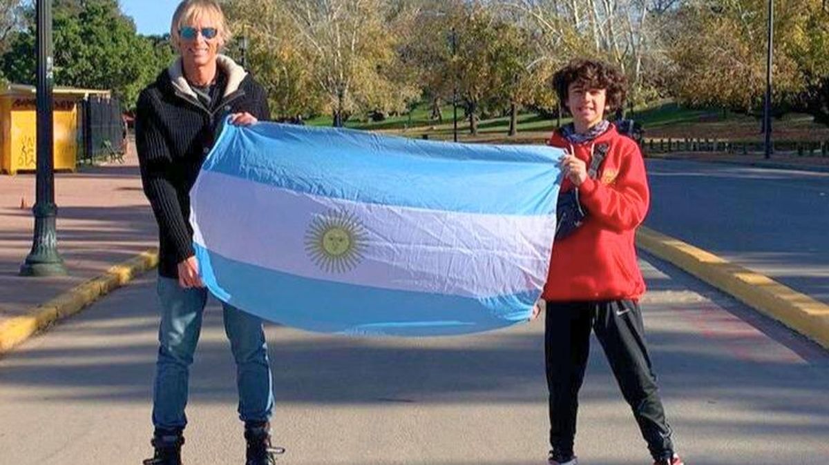 Junto a su hijo argentino. "Vivo en la Sexta Sección y como argentino lo que más me preocupa es el valor del peso", dice. Junto a su hijo argentino. "Vivo en la Sexta Sección y como argentino lo que más me preocupa es el valor del peso", dice.