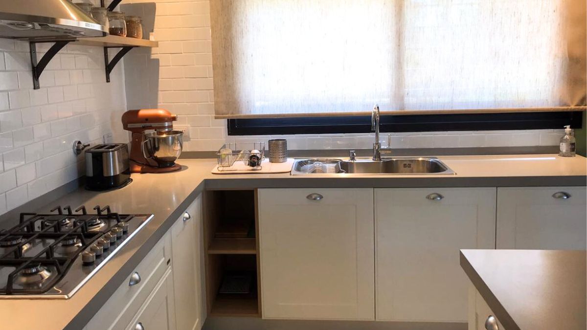 Elimina el moho y la humedad del bajo mesada de la cocina o del baño