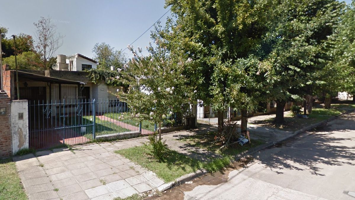 El hombre salía de su casa junto a su hijo para llevarlo a la escuela, en Castelar, y fueron sorprendidos por delincuentes que le robaron el auto