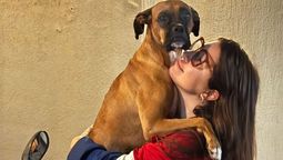 Elena junto a la perra Fresia. La mujer pide un régimen de contacto a pesar de que -según ella- su ex pretende impedirlo. Elena junto a la perra Fresia. La mujer pide un régimen de contacto a pesar de que -según ella- su ex pretende impedirlo.