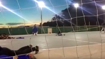 Video: chicos que jugaban al fútbol se tuvieron que tirar al piso por un tiroteo