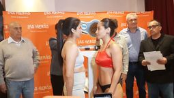 Laura Carabajal (izq.) y Brisa Alfonzo superaron el pesaje y van este viernes por el título argentino de boxeo profesional de la Federación Argentina de Box.