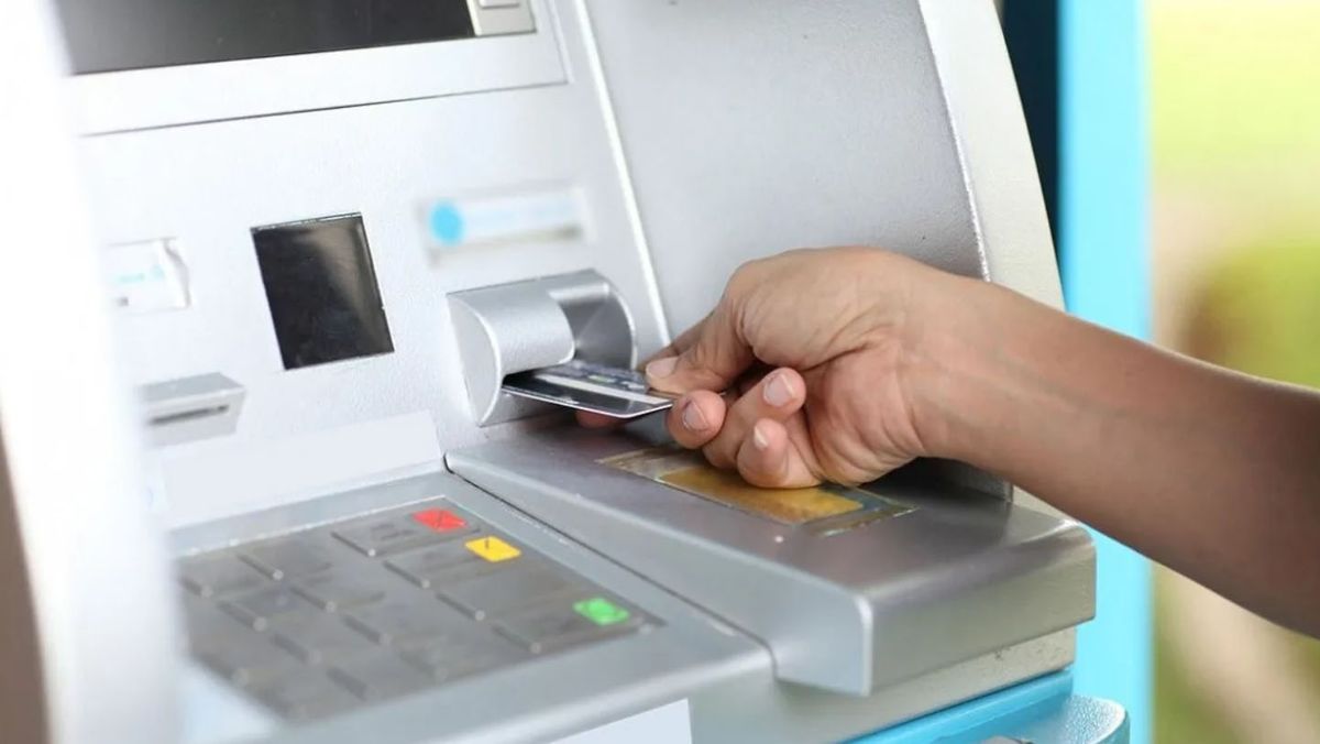 Estafas: la tecla que se debe apretar en el cajero automático para evitar que te vacíen la cuenta