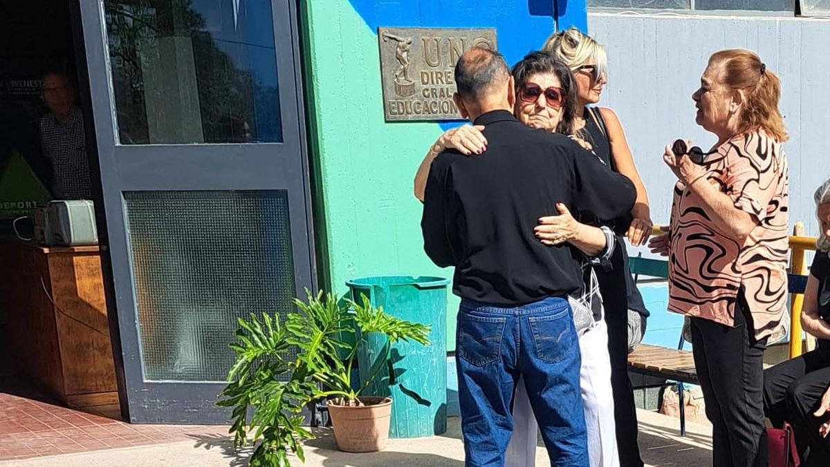La madre de Ignacio Lucero recibe el pésame de amigos y allegados en el velorio en Deportes de la UNCuyo. La madre de Ignacio Lucero recibe el pésame de amigos y allegados en el velorio en Deportes de la UNCuyo.