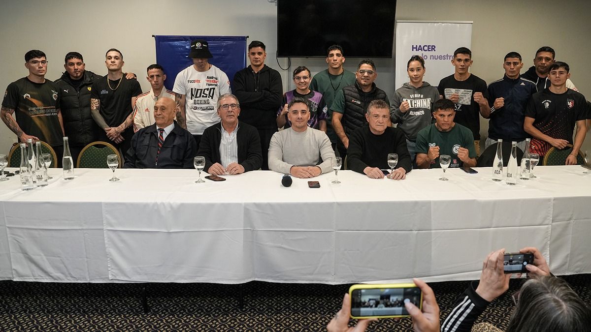 Mesa académica. De izquierda a derecha: Oscar Gualpa, pte. de la FMB; Federico Chiapetta, subsecretario de Deportes de Mendoza; Marcos Calvente, intendente de Guaymallén; Jorge Pandolfino, promotor de la velada; Edilberto Fernández, púgil semifondista. Detrás están los protagonistas de la peleas de este viernes. Mesa académica. De izquierda a derecha: Oscar Gualpa, pte. de la FMB; Federico Chiapetta, subsecretario de Deportes de Mendoza; Marcos Calvente, intendente de Guaymallén; Jorge Pandolfino, promotor de la velada; Edilberto Fernández, púgil semifondista. Detrás están los protagonistas de la peleas de este viernes.