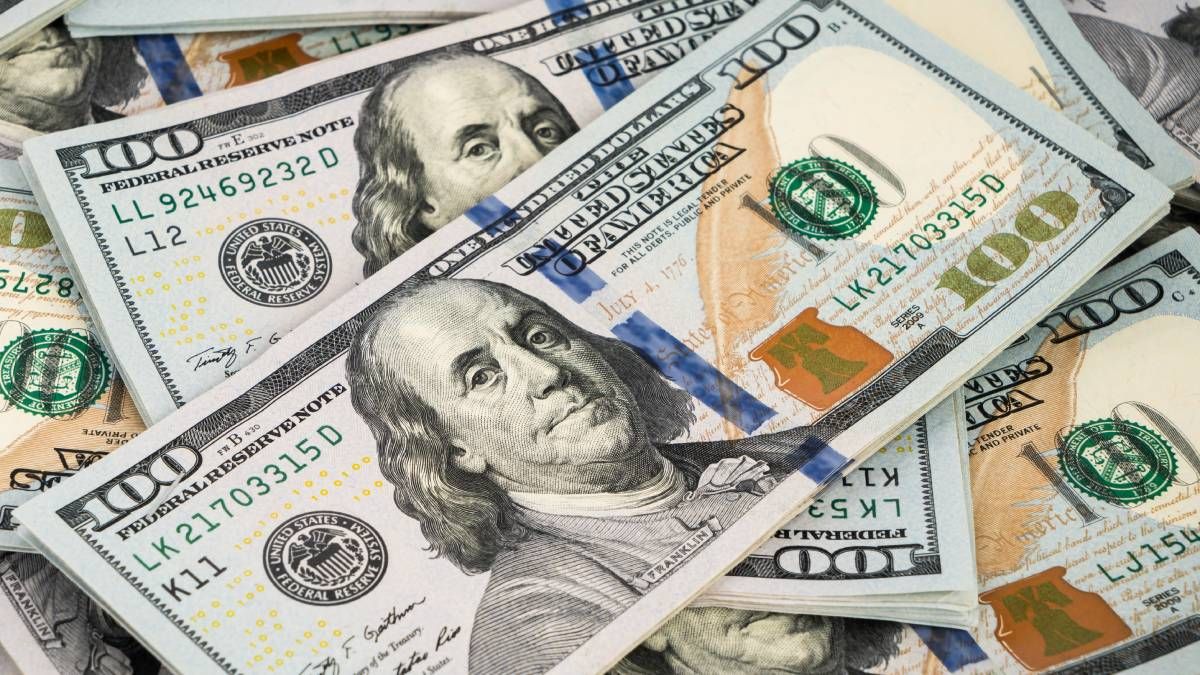 Virales: el golpe de suerte con el que todos soñamos. Encontró dólares en la basura