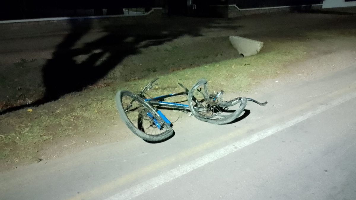 La bicicleta de la víctima quedó destruida tras ser embestido por un conductor alcoholizado en General Alvear. La bicicleta de la víctima quedó destruida tras ser embestido por un conductor alcoholizado en General Alvear.