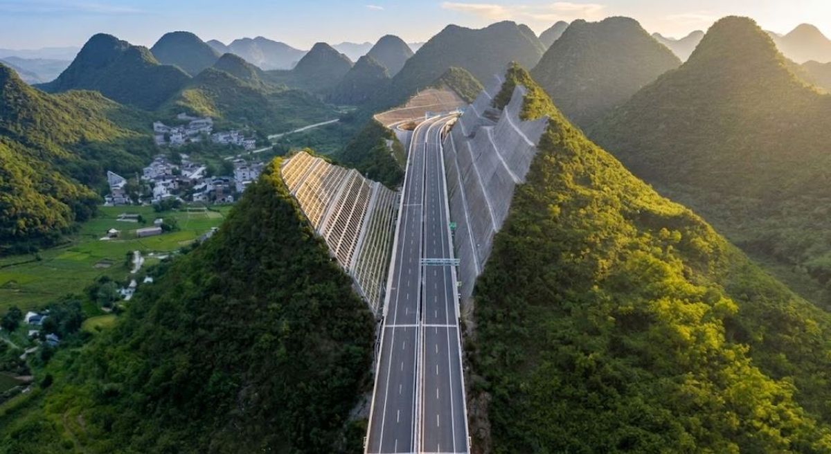 La autopista descomunal que crearon a partir de una montaña partida a la mitad. Foto: gentileza&nbsp;