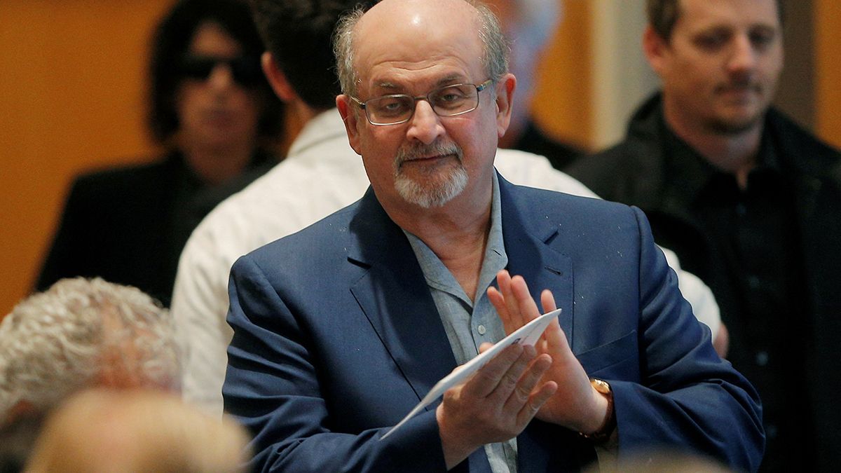 Escritores de toto el mundo repudiaron el ataque a Salman Rushdie.