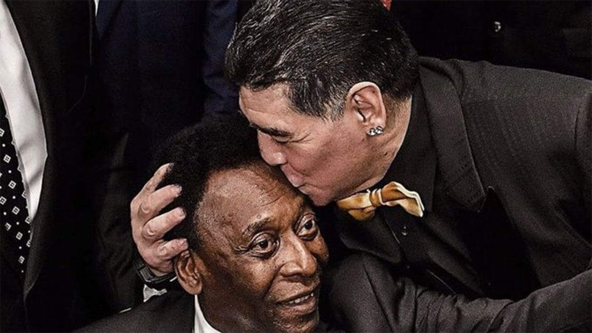Dos astros del fútbol: Pelé y Maradona.