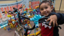 Premian a los niños que se vacunaron contra el sarampión y la rubéola