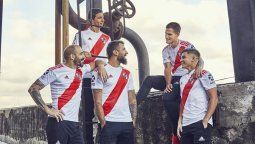 River presentó su nueva camiseta y planea estrenarla ante Gimnasia