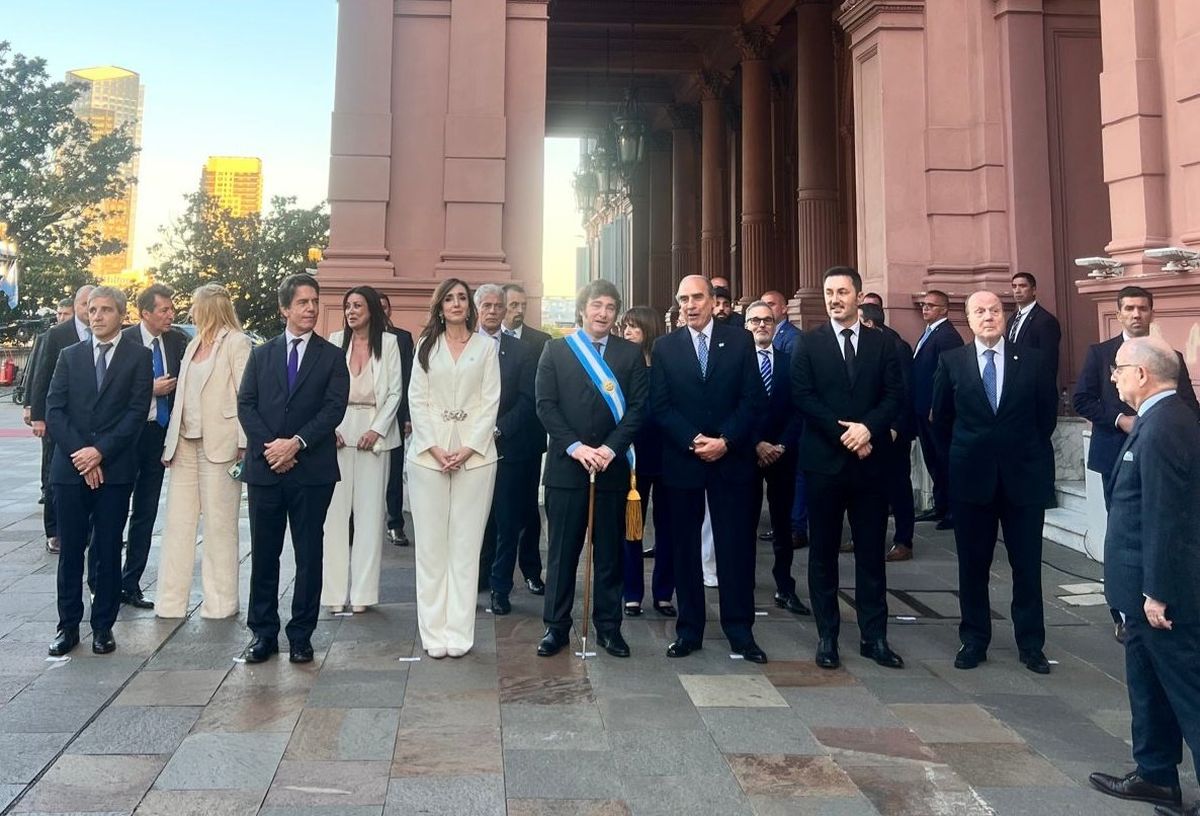 Javier Milei junto a su Gabinete antes de ingresar a la Catedral de Buenos Aires.