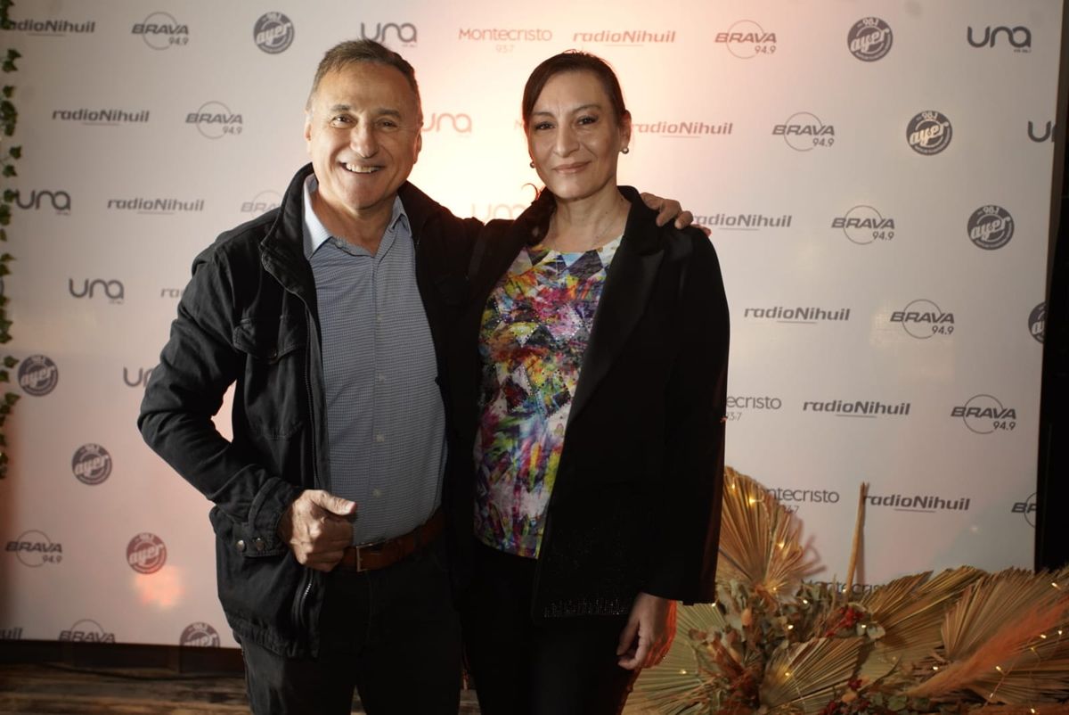 Carlos Hernández y Carina Scandura, las voces de Mediodía que va de lunes a viernes por radio Nihuil.