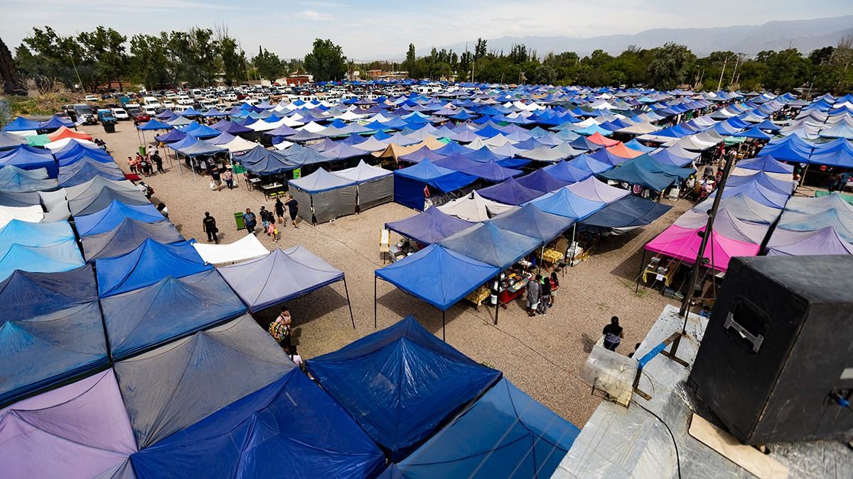 En la feria de Allayme y Capilla de Nieve, en Guaymallén, hay unos 600 puestos cada domingo. Y sigue creciendo.