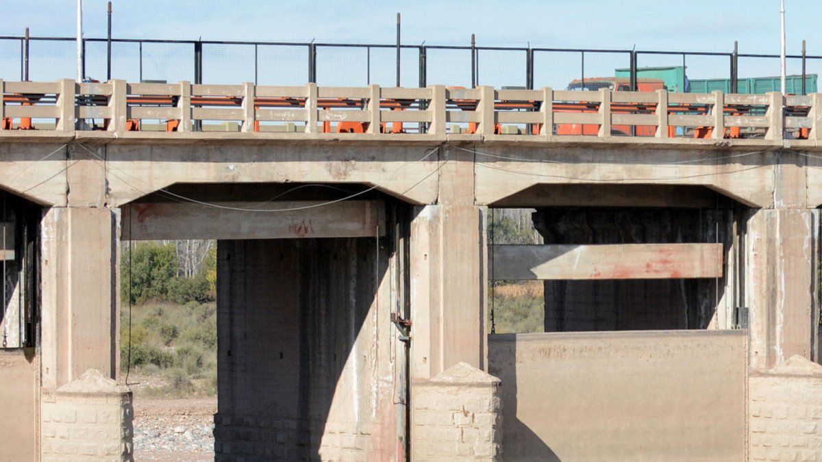 El agua del río Mendoza que no alimenta el embalse Potrerillos se dirige al dique Cipolletti. Hace una semana murió otro chico.