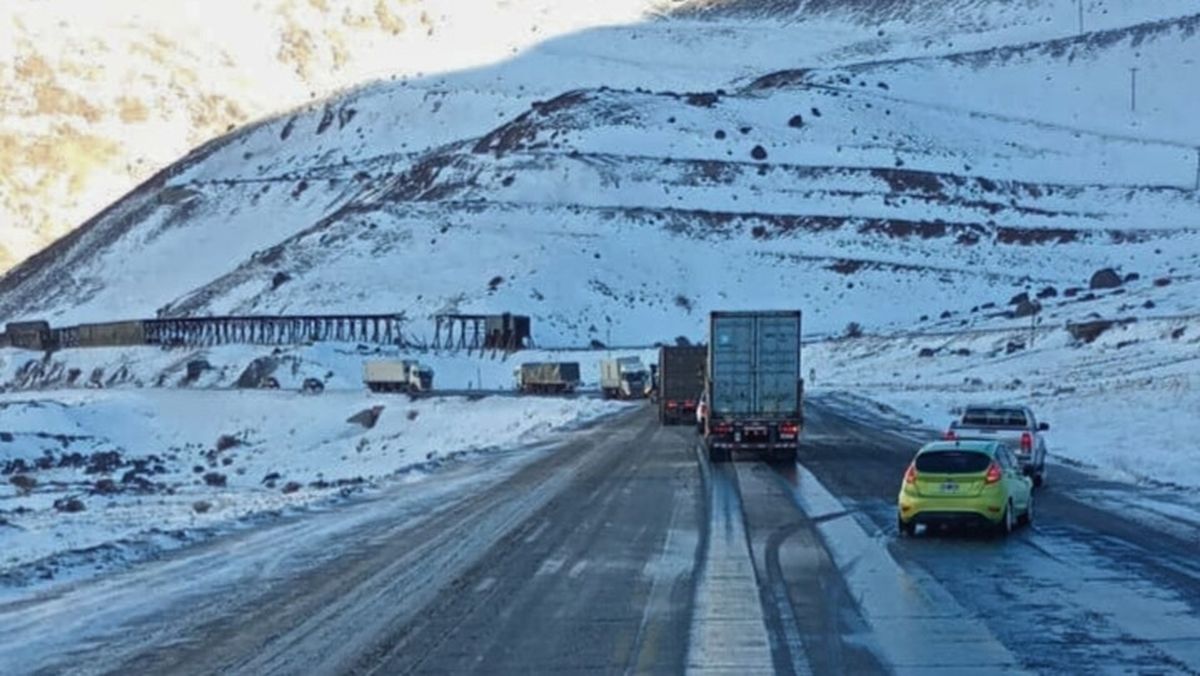 Formación de hielo sobre la calzada en la Curva de la Soberanía. Formación de hielo sobre la calzada en la Curva de la Soberanía.