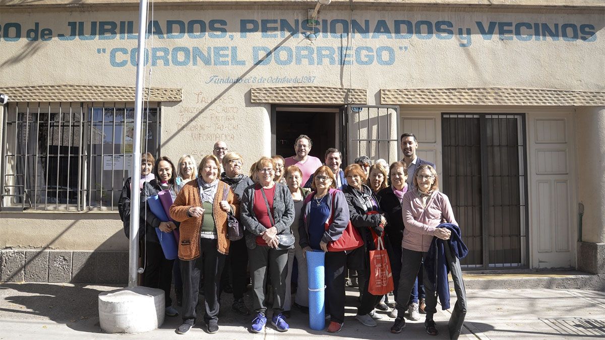Lucas Ilardo, Omar Parisi y Martín Sevilla en el centro de jubilados Coronel Dorrego, de Guaymallén.