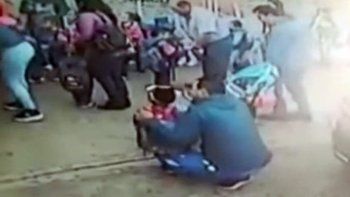Nene de 2 años llegó tarde al jardín, lo dejaron en la calle y las cámaras lo registraron