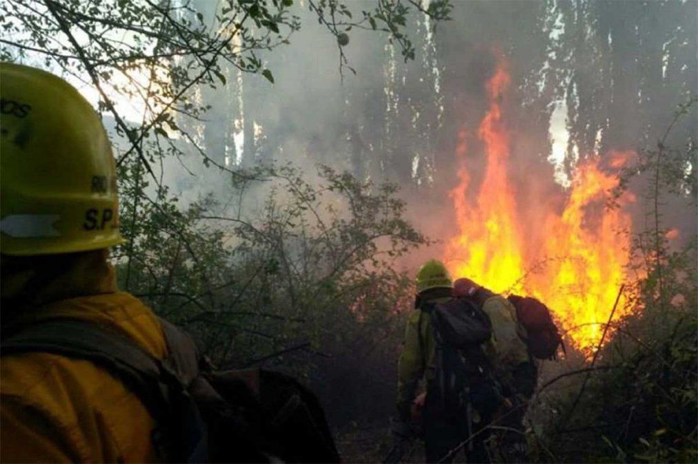 La persistente llovizna llevó algo de alivio a la situación provocada en El Bolsón por un incendio forestal que en cuatro días arrasó más de 10 mil hectáreas pero no lo apagó por completo.