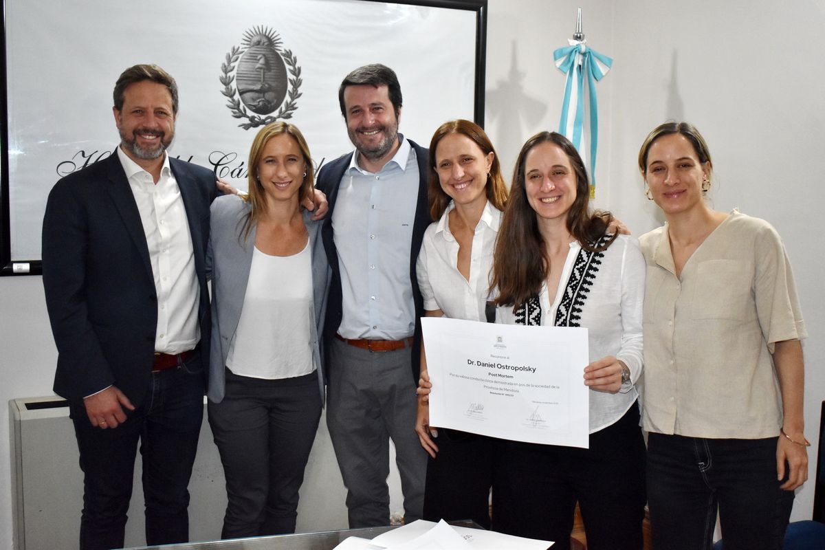 Parte de la familia en un reconocimiento legislativo post mortem a Daniel Ostropolsky. Parte de la familia en un reconocimiento legislativo post mortem a Daniel Ostropolsky.