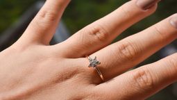 Qué significa llevar un anillo en el dedo medio